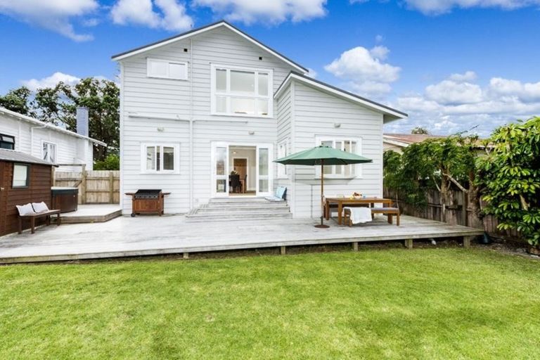 Photo of property in 22 Onewa Road, Northcote Point, Auckland, 0627