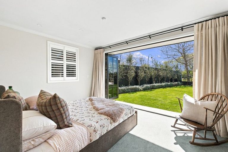 Photo of property in 40 Willowview Drive, Redwood, Christchurch, 8051