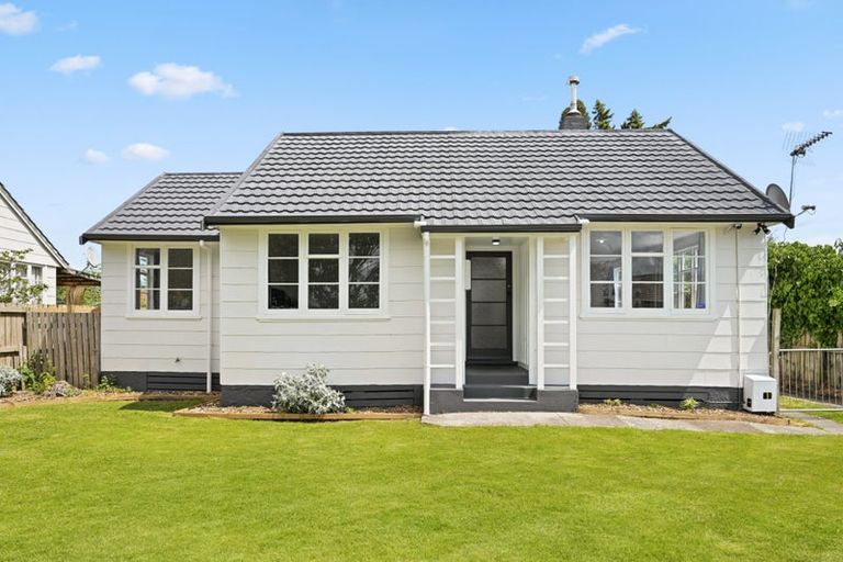 Photo of property in 15 Paul Crescent, Fairfield, Hamilton, 3214