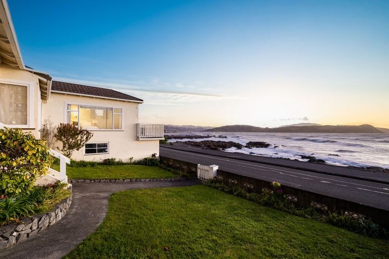 Photo of property in 17 Moana Road, Plimmerton, Porirua, 5026