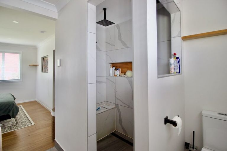 Photo of property in 5 Ngatoa Place, Glenfield, Auckland, 0629