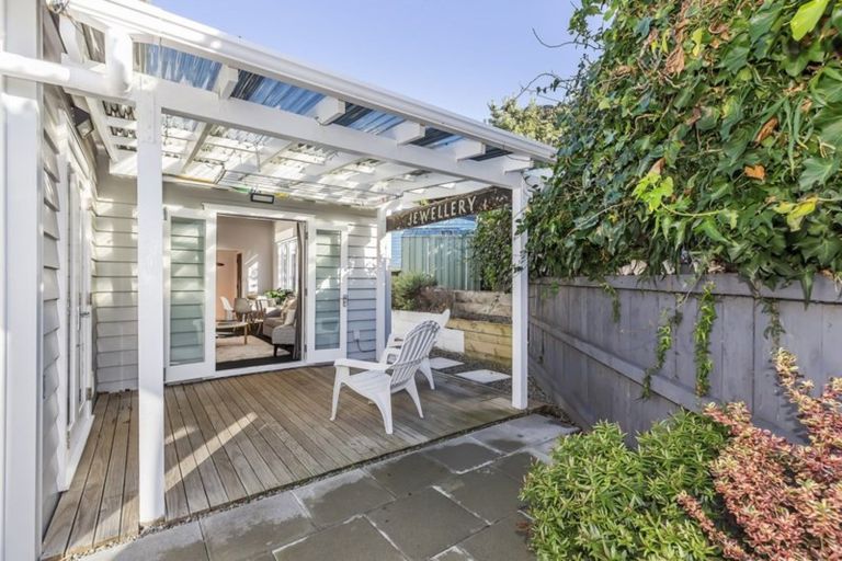 Photo of property in 203 Sutherland Road, Lyall Bay, Wellington, 6022