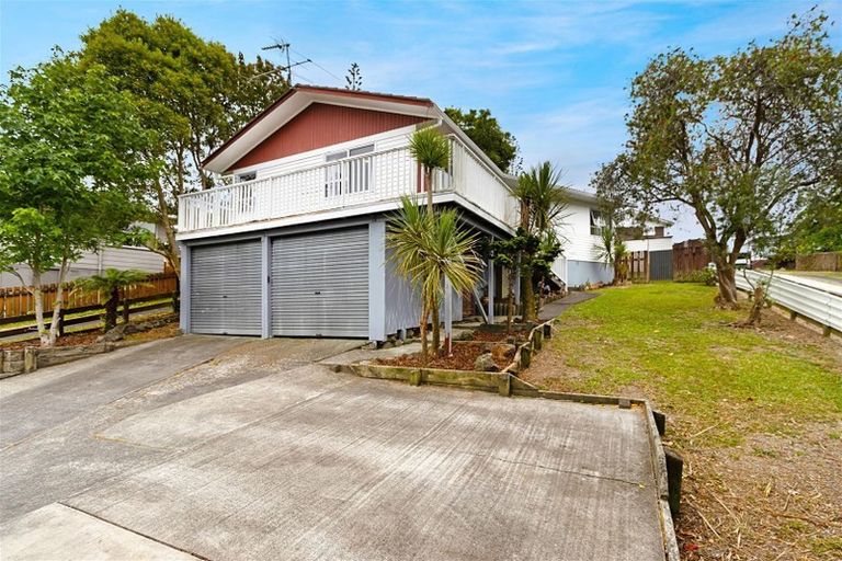 Photo of property in 11 Temuri Place, Glendene, Auckland, 0602