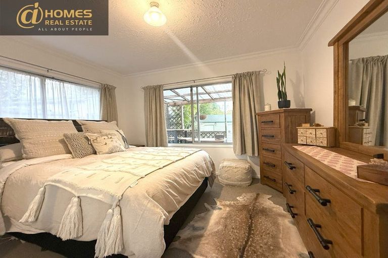 Photo of property in 16 Mirovale Place, Totara Vale, Auckland, 0629