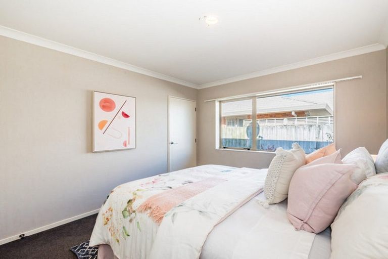 Photo of property in 17 Balmerino Grove, Waikanae, 5036