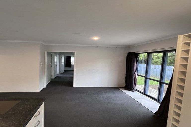 Photo of property in 36 Serwayne Place, Sunnyvale, Auckland, 0612