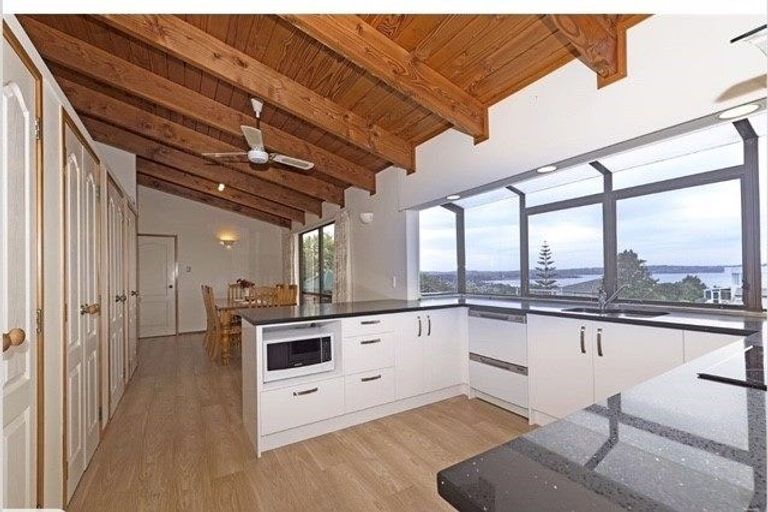 Photo of property in 3 Whiting Grove, West Harbour, Auckland, 0618