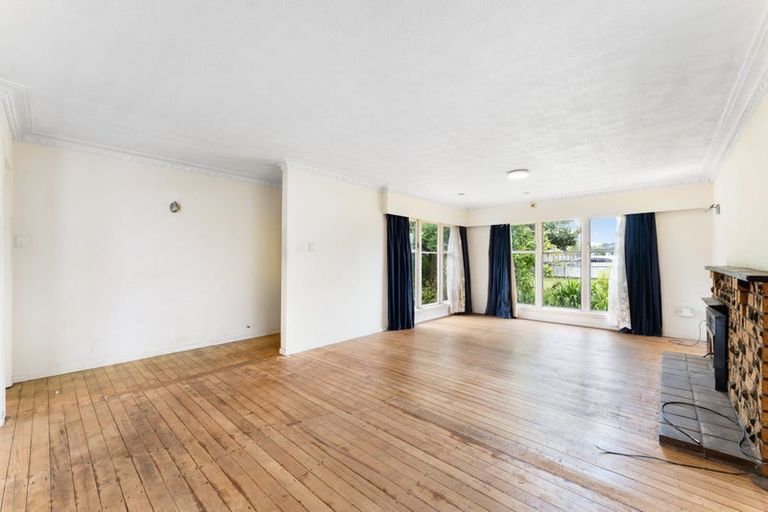 Photo of property in 17 Kirrie Avenue, Te Atatu South, Auckland, 0610