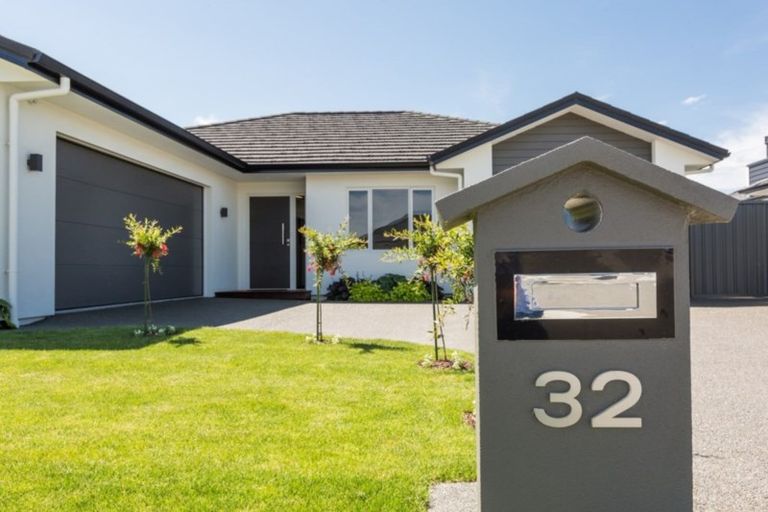 Photo of property in 32 Pelorus Avenue, Poraiti, Napier, 4112