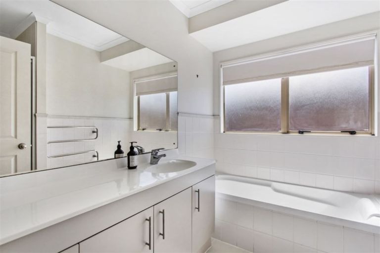 Photo of property in 30 Vanderbilt Parade, Albany, Auckland, 0632