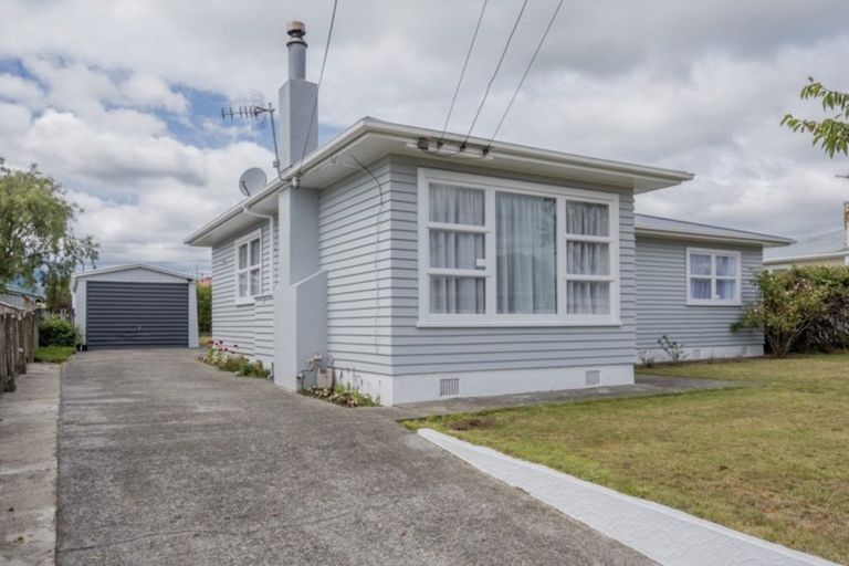 Photo of property in 8 Mersey Street, Levin, 5510