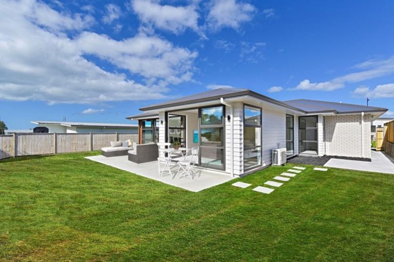 Photo of property in 22 Kukuwai Avenue, Red Beach, 0932