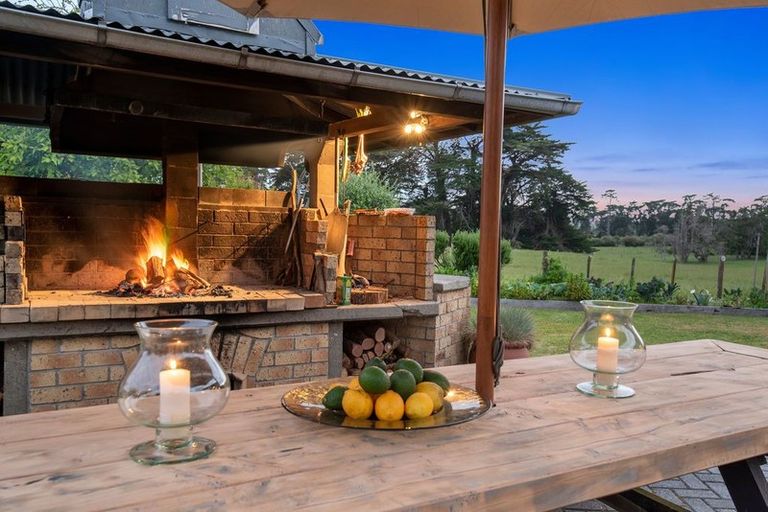 Photo of property in 723 Waitakere Road, Kumeu, 0891