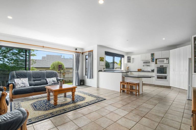Photo of property in 11 Rosetti Rise, West Harbour, Auckland, 0618