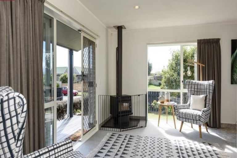 Photo of property in 32 Rutherford Drive, Waikanae Beach, Waikanae, 5036