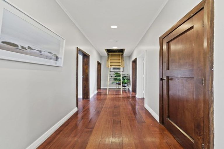 Photo of property in 1/2 Varlene Terrace, Forrest Hill, Auckland, 0620