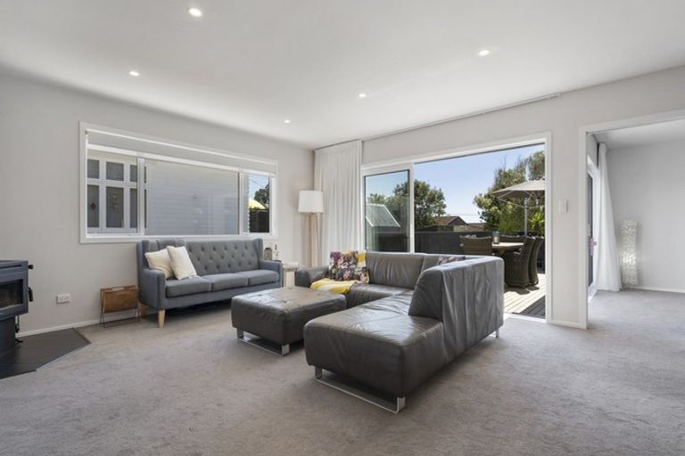 Photo of property in 3 Kitchener Terrace, Moturoa, New Plymouth, 4310