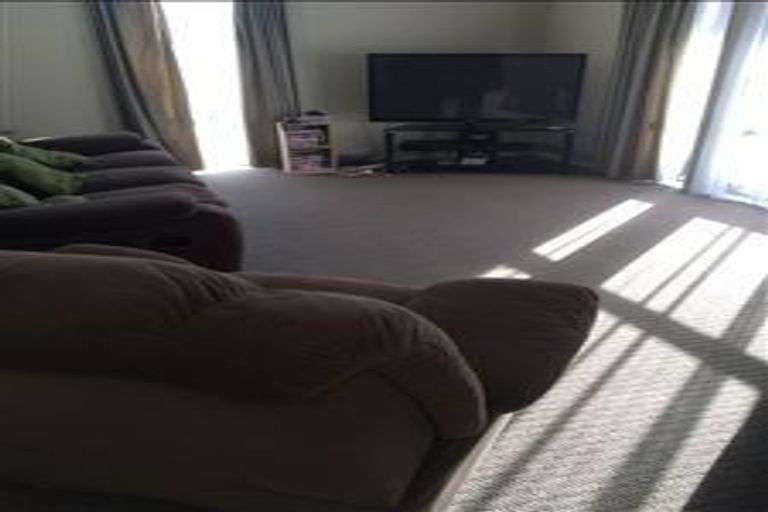 Photo of property in 22 De Quincey Terrace, Highland Park, Auckland, 2010