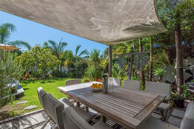 Photo of property in 11a Rodney Road, Northcote Point, Auckland, 0627