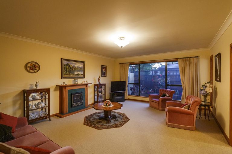 Photo of property in 44 Ruamahanga Crescent, Terrace End, Palmerston North, 4410