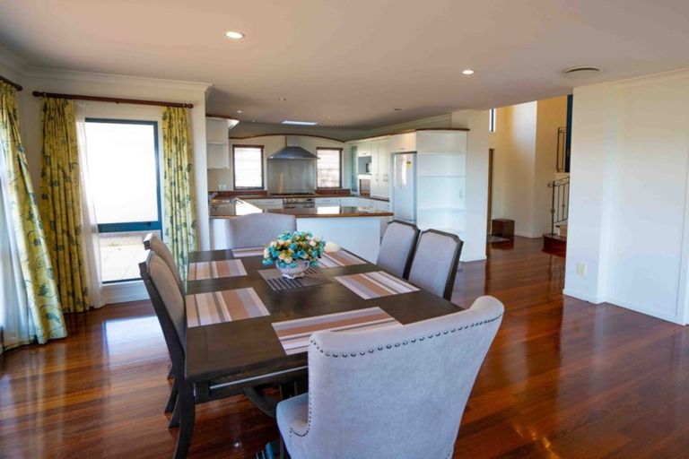 Photo of property in 40 Dress Circle, Newlands, Wellington, 6037