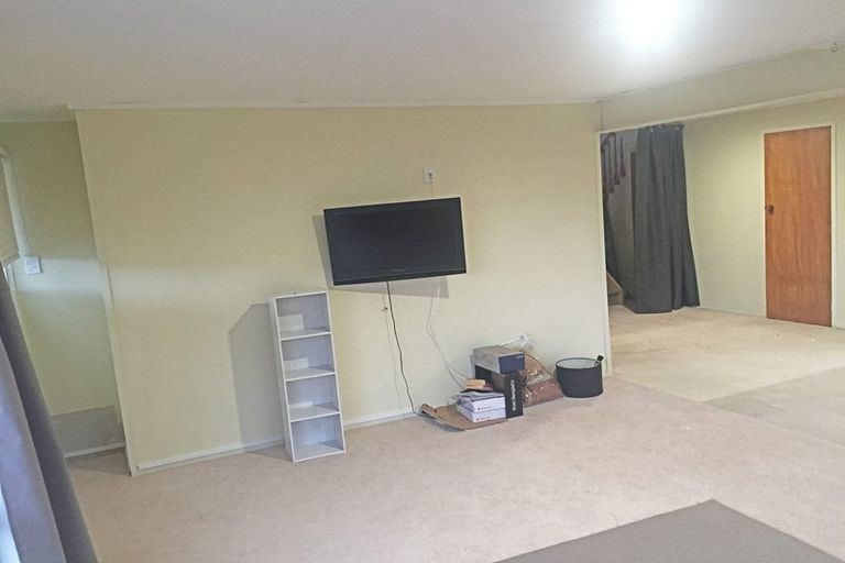 Photo of property in 28 Woodford Avenue, Henderson, Auckland, 0610