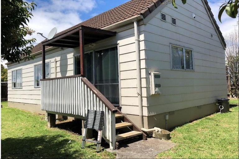 Photo of property in 2/92 Kenderdine Road, Papatoetoe, Auckland, 2025