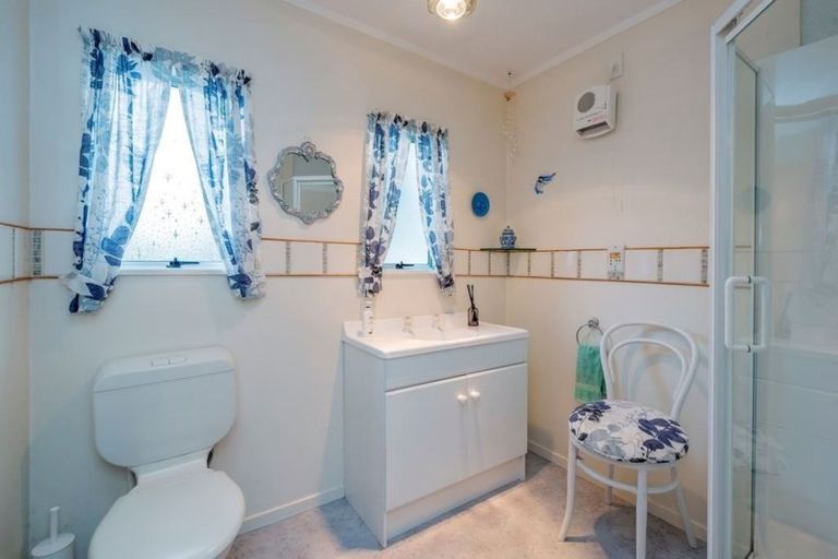 Photo of property in 12 Poneke Drive, Waikanae, 5036