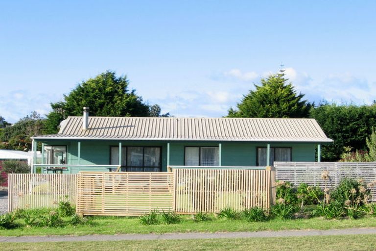 Photo of property in 100 Queens Road, Waikanae Beach, Waikanae, 5036