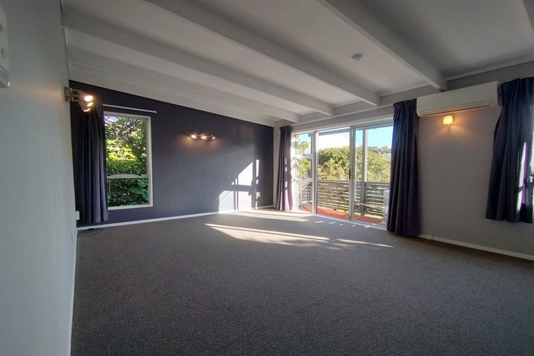 Photo of property in 5a Robert Street, Newlands, Wellington, 6037