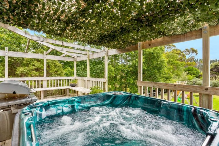 Photo of property in 2 Slater Road, South Head, Helensville, 0874