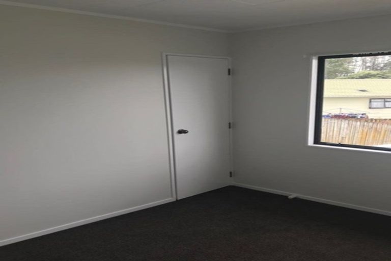 Photo of property in 1 Lowell Place, Massey, Auckland, 0614