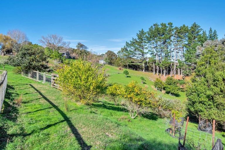 Photo of property in 215 Kaipara Road, Papakura, 2582