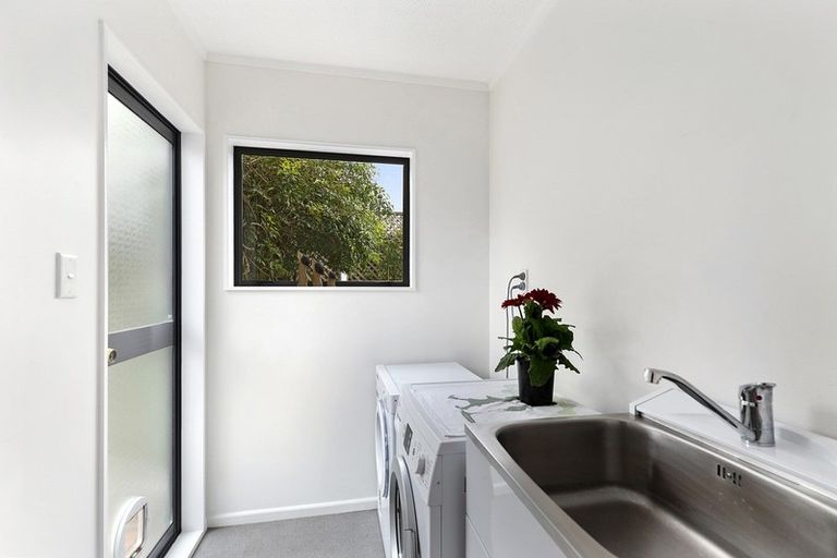 Photo of property in 5 Bayswater Place, Newlands, Wellington, 6037