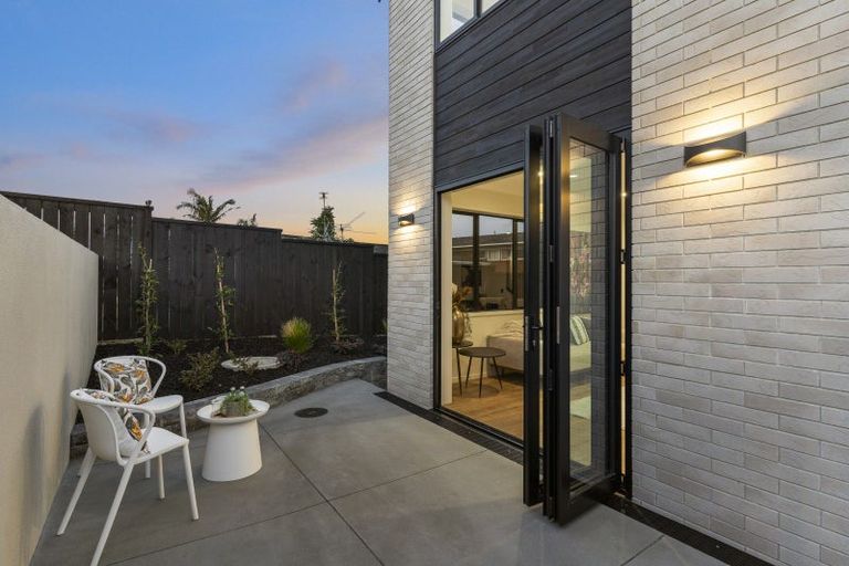 Photo of property in 1 The Crest, Sunnyhills, 2010