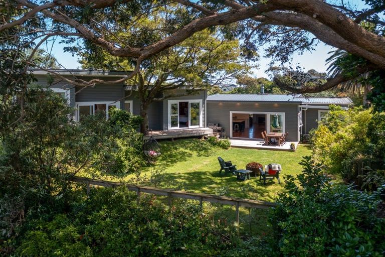Photo of property in 35 Tennis Court Road, Raumati South, Paraparaumu, 5032