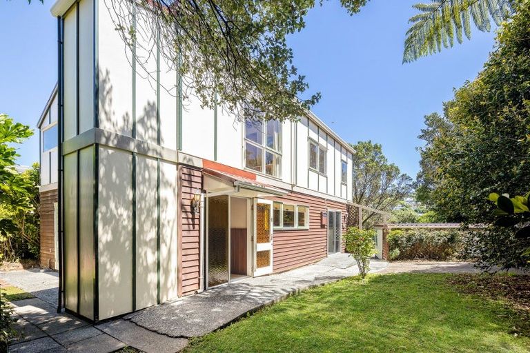 Photo of property in 40 Glanmire Road, Newlands, Wellington, 6037