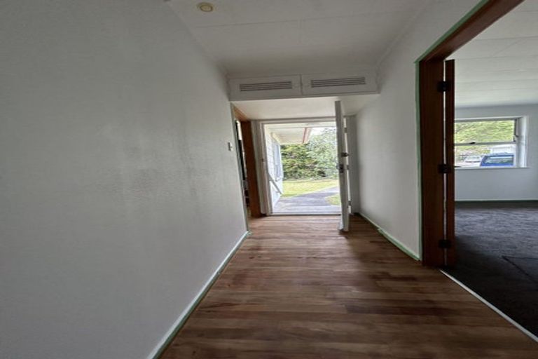 Photo of property in 77 Chilcott Road, Henderson, Auckland, 0612