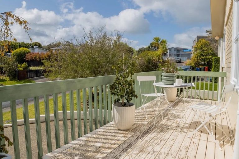 Photo of property in 18 Blakeborough Drive, Forrest Hill, Auckland, 0620