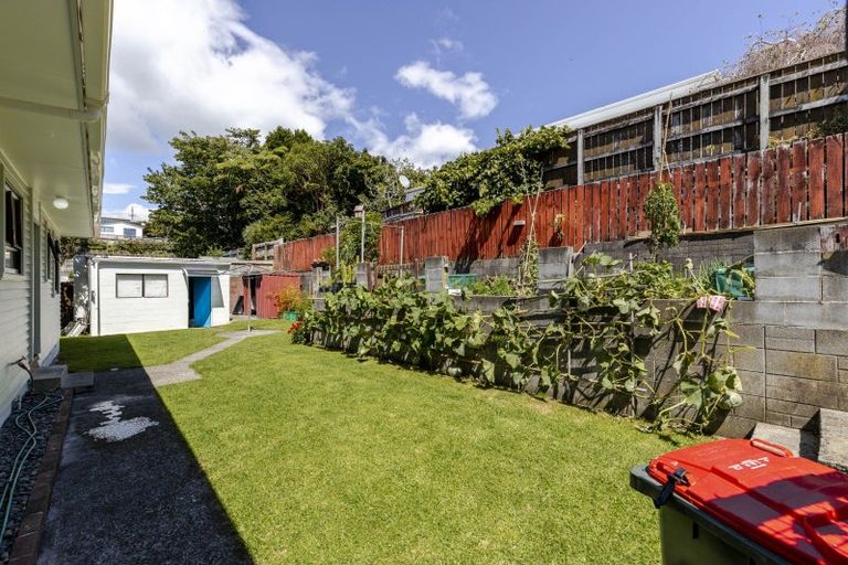 Photo of property in 32 Beaumont Crescent, Frankleigh Park, New Plymouth, 4310