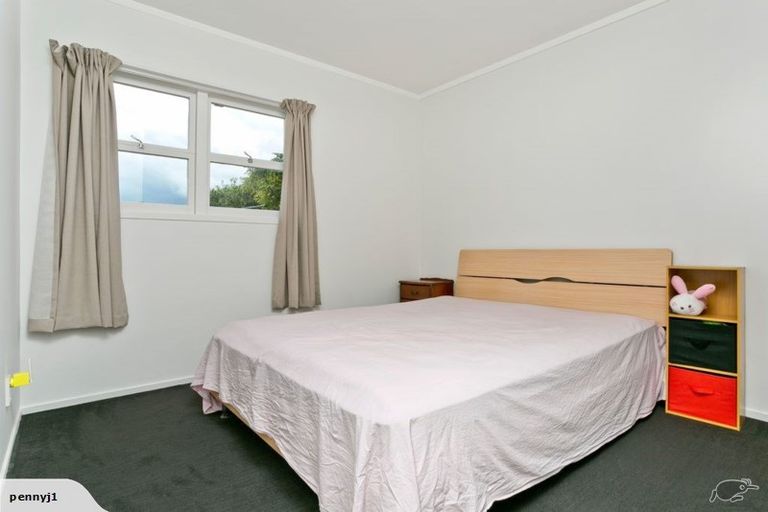 Photo of property in 2/33 Hyde Road, Rothesay Bay, Auckland, 0630