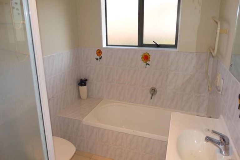 Photo of property in 13 Fleetwood Drive, Henderson, Auckland, 0612