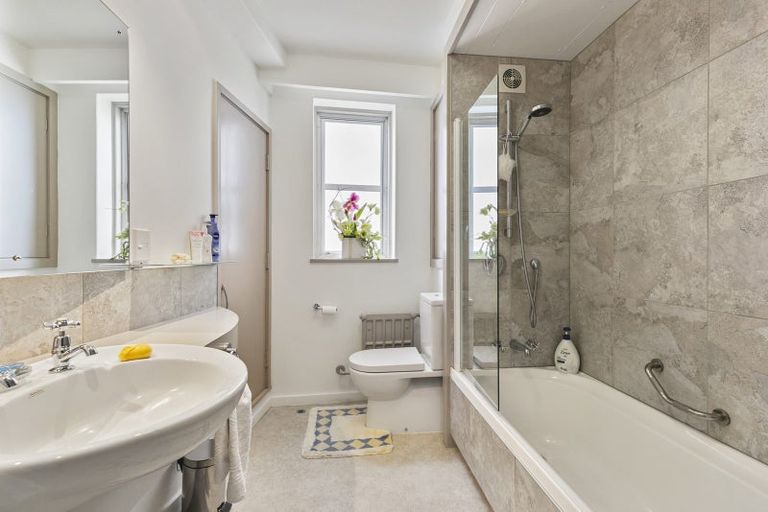 Photo of property in Wharenui Apartments, 274 Oriental Parade, Oriental Bay, Wellington, 6011