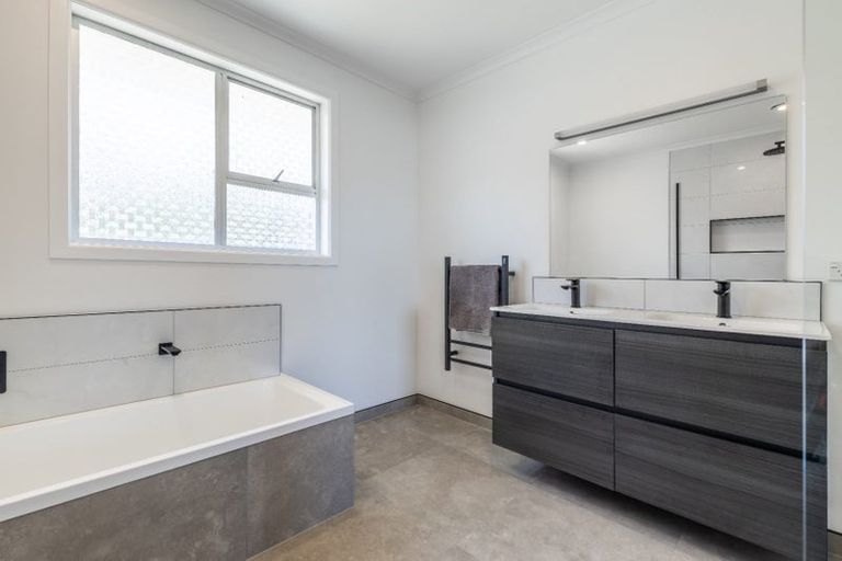 Photo of property in 5 Handley Place, Glen Avon, New Plymouth, 4312