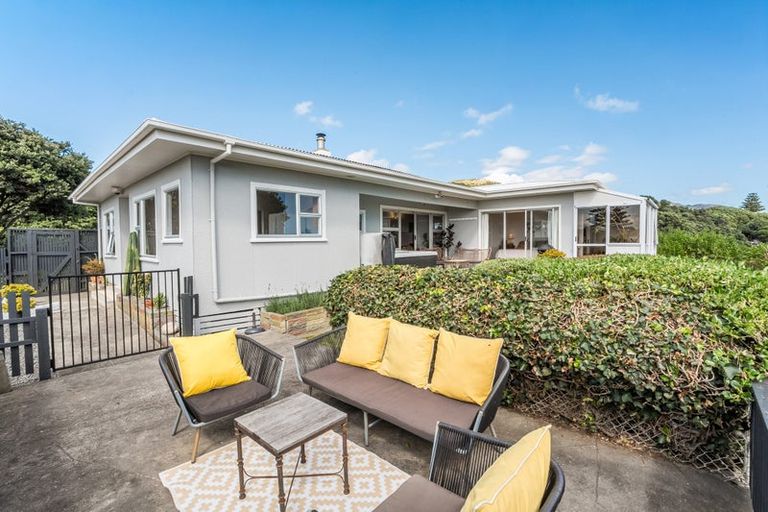 Photo of property in 16 Paneta Street, Paekakariki, 5034