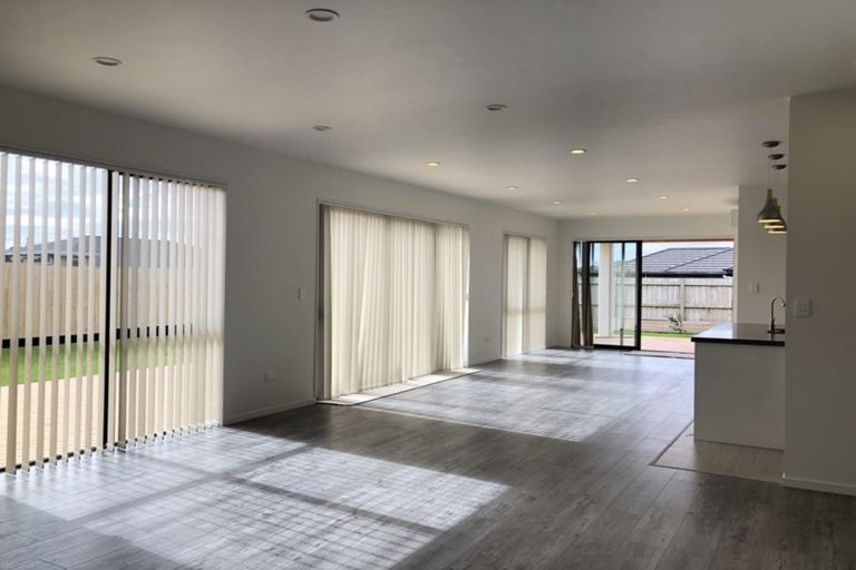 Photo of property in 19 Grove Way, Riverhead, 0820