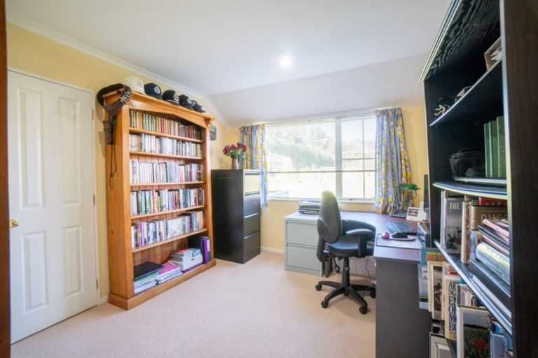 Photo of property in 50 Waicola Drive, Fitzherbert, Palmerston North, 4471