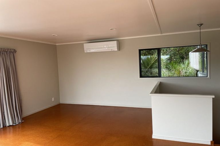 Photo of property in 19 Rayner Road, Piha, New Lynn, 0772