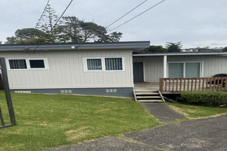 Photo of property in 14 Beazley Place, Glendene, Auckland, 0602