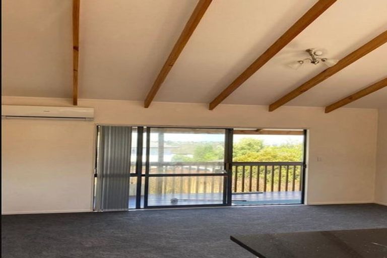 Photo of property in 10 Loughanure Place, Massey, Auckland, 0614